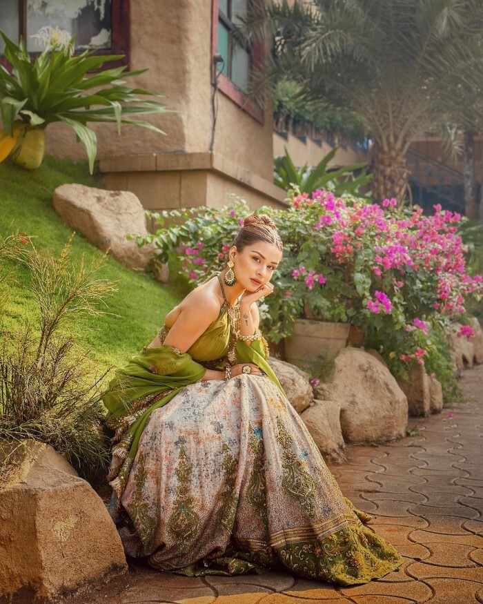 Avneet Kaur ने ट्रेडिशनल लुक में फैन्स के दिल की धड़कनों को किया तेज़, मुस्कुराहट पर दिल हार बैठे लोग 