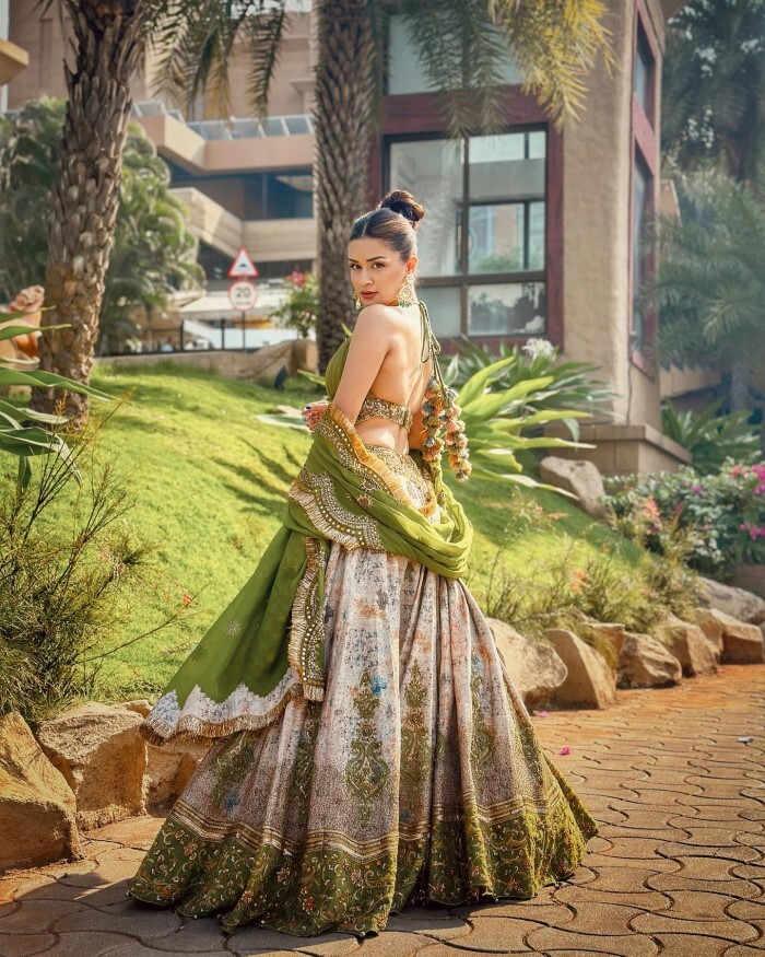 Avneet Kaur ने ट्रेडिशनल लुक में फैन्स के दिल की धड़कनों को किया तेज़, मुस्कुराहट पर दिल हार बैठे लोग 