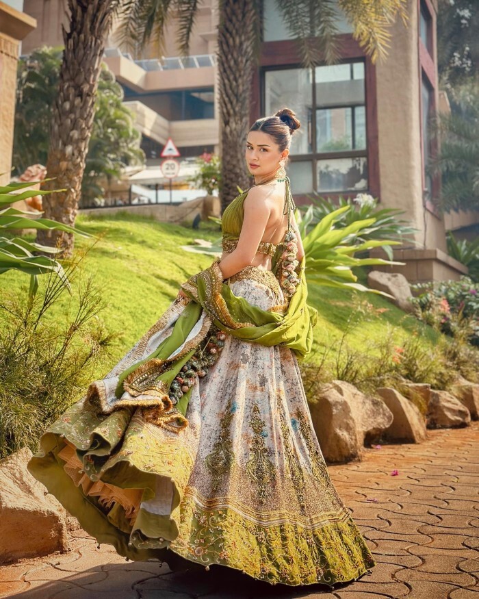 Avneet Kaur ने ट्रेडिशनल लुक में फैन्स के दिल की धड़कनों को किया तेज़, मुस्कुराहट पर दिल हार बैठे लोग 