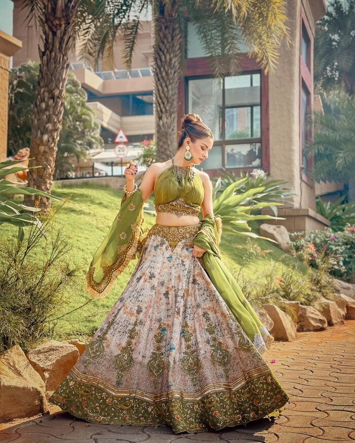Avneet Kaur ने ट्रेडिशनल लुक में फैन्स के दिल की धड़कनों को किया तेज़, मुस्कुराहट पर दिल हार बैठे लोग 