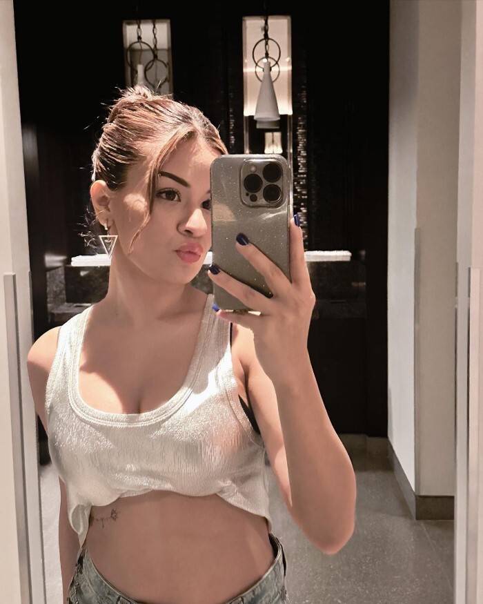 Avneet Kaur ने कटी-पिटी टॉप में फ्लॉन्ट किया टैटू, फैन्स के दिलो में देखते ही बजने लगीं घंटियां 