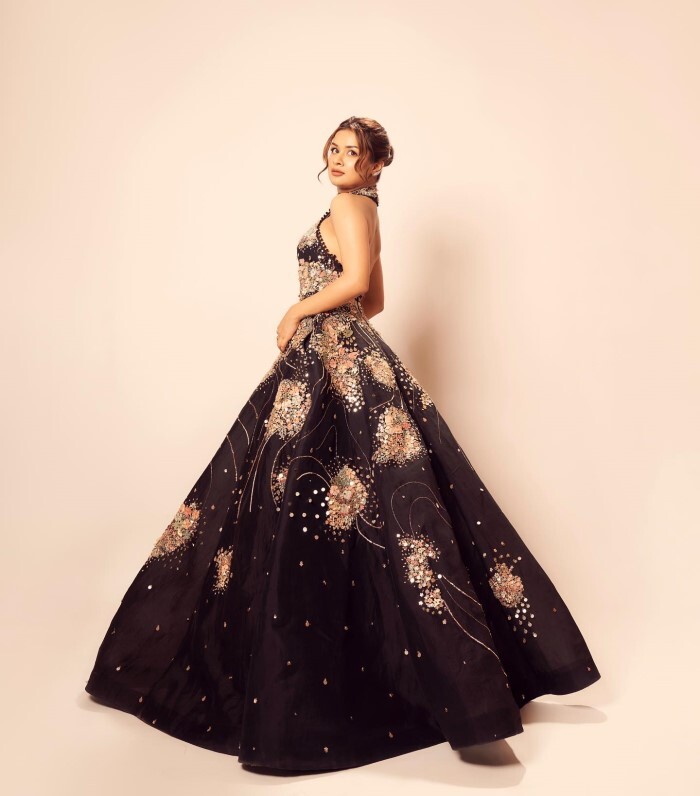 Avneet Kaur ने अपनी अदाओं से फिर बनाया फैन्स को दीवाना, तस्वीरें देख लोग भी कर रहे खूब तारीफ 