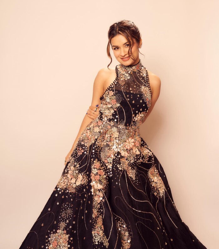 Avneet Kaur ने अपनी अदाओं से फिर बनाया फैन्स को दीवाना, तस्वीरें देख लोग भी कर रहे खूब तारीफ 