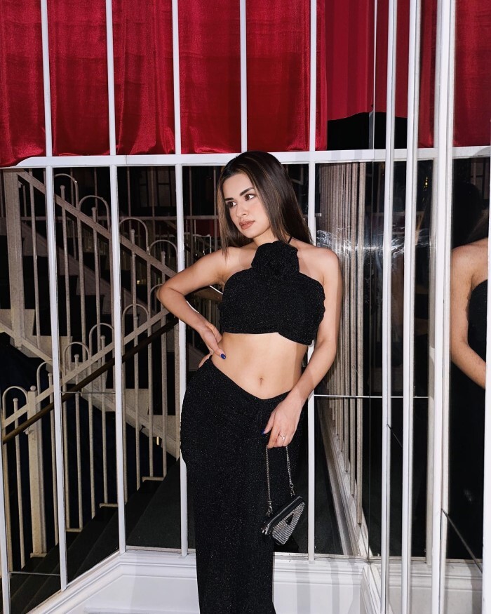 Avneet Kaur ने ब्लैक हॉट ड्रेस में फ्लॉन्ट किया कर्वी फिगर, लुक देख फैन्स हुए दीवाने 