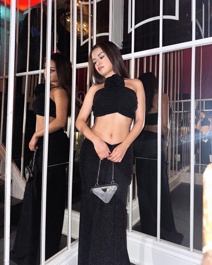 Avneet Kaur ने ब्लैक हॉट ड्रेस में फ्लॉन्ट किया कर्वी फिगर, लुक देख फैन्स हुए दीवाने 