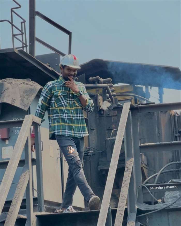 Bigg Boss Telugu Season 7 Winner Pallavi Prashanth Family And Unseen Pics