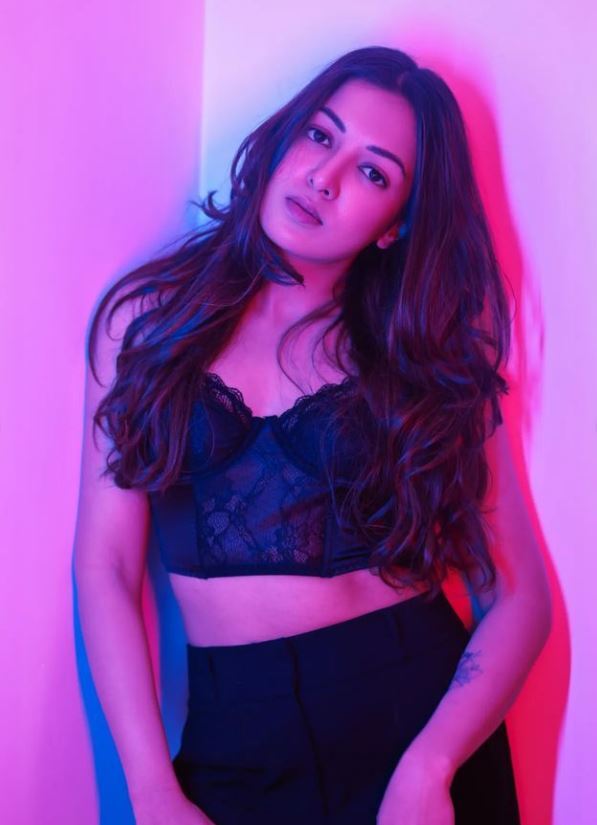 Catherine Tresa: బన్నీ హీరోయిన్ హై రేంజ్‌ గ్లామర్ షో.. ఇలా తెగించేసిందేంటి బాబోయ్!