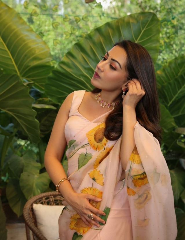 Catherine Tresa: బన్నీ హీరోయిన్ హై రేంజ్‌ గ్లామర్ షో.. ఇలా తెగించేసిందేంటి బాబోయ్!