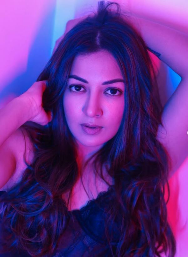 Catherine Tresa: బన్నీ హీరోయిన్ హై రేంజ్‌ గ్లామర్ షో.. ఇలా తెగించేసిందేంటి బాబోయ్!