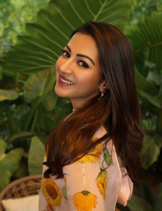 Catherine Tresa: బన్నీ హీరోయిన్ హై రేంజ్‌ గ్లామర్ షో.. ఇలా తెగించేసిందేంటి బాబోయ్!