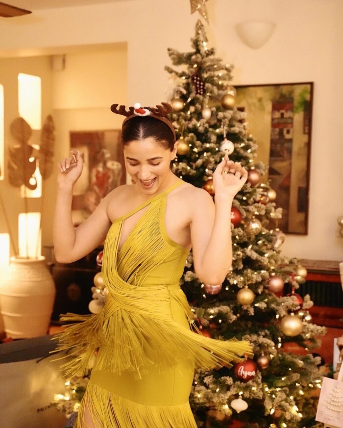 Christmas 2023: बी-टाउन के इन सितारों ने ज़ोरो-शोरो से मनाया क्रिसमस, कोई पति की बांहों में तो कोई परिवार संग एन्जॉय करता आया नज़र 