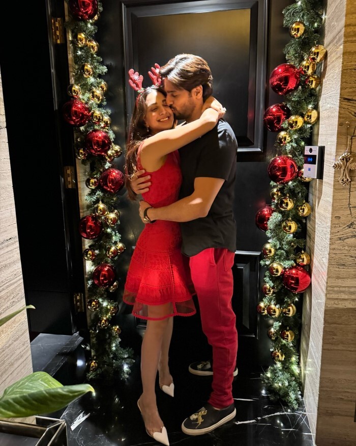Christmas 2023: बी-टाउन के इन सितारों ने ज़ोरो-शोरो से मनाया क्रिसमस, कोई पति की बांहों में तो कोई परिवार संग एन्जॉय करता आया नज़र 