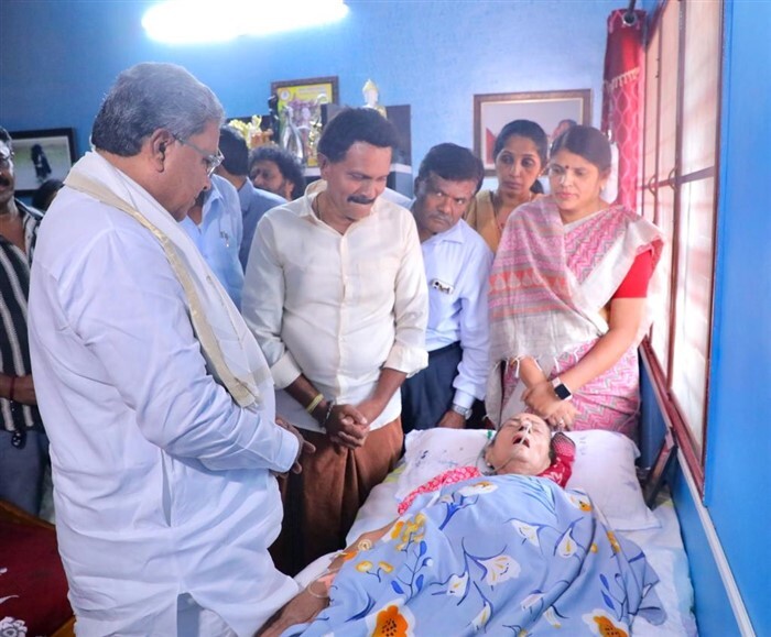 ನಟಿ ಲೀಲಾವತಿ ಮನೆಗೆ ಭೇಟಿ ನೀಡಿ ಆರೋಗ್ಯ ವಿಚಾರಿಸಿದ ಸಿಎಂ ಸಿದ್ದರಾಮಯ್ಯ