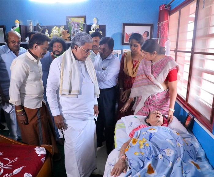 ನಟಿ ಲೀಲಾವತಿ ಮನೆಗೆ ಭೇಟಿ ನೀಡಿ ಆರೋಗ್ಯ ವಿಚಾರಿಸಿದ ಸಿಎಂ ಸಿದ್ದರಾಮಯ್ಯ