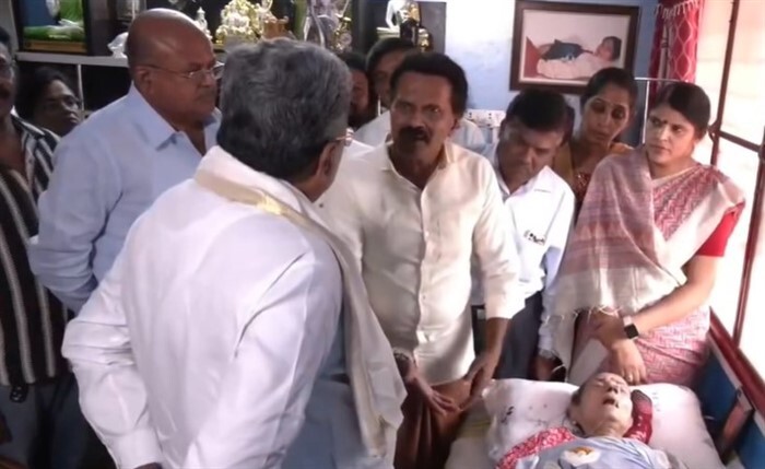 ನಟಿ ಲೀಲಾವತಿ ಮನೆಗೆ ಭೇಟಿ ನೀಡಿ ಆರೋಗ್ಯ ವಿಚಾರಿಸಿದ ಸಿಎಂ ಸಿದ್ದರಾಮಯ್ಯ