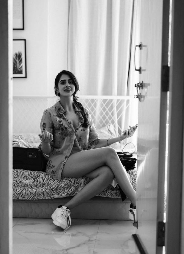 Gehna Sippy: సుడిగాలి సుధీర్ లవర్ ఓవర్ హాట్ షో.. పొట్టి బట్టల్లో పరువాల ప్రదర్శన