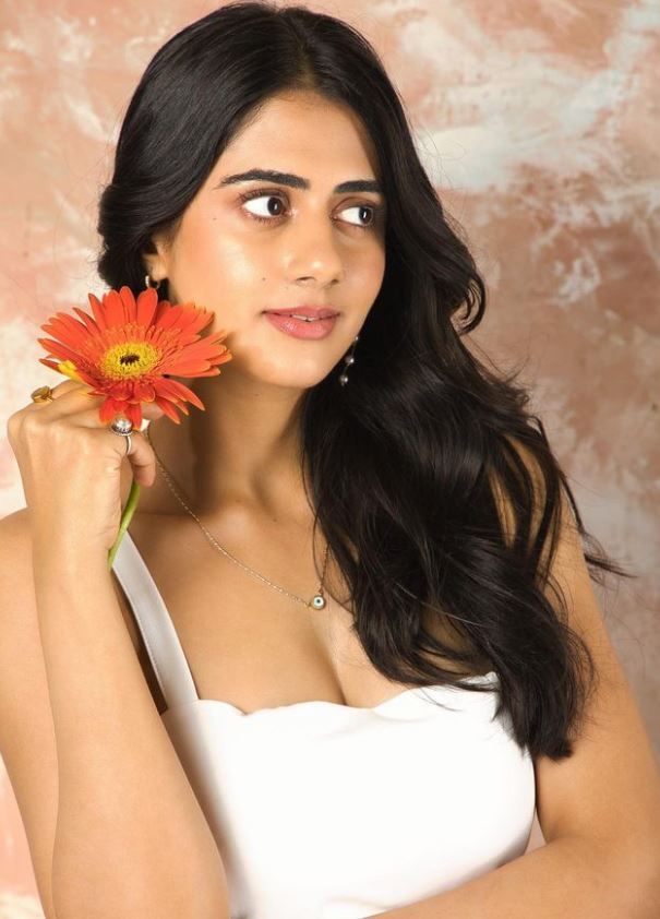 Gehna Sippy: సుడిగాలి సుధీర్ లవర్ ఓవర్ హాట్ షో.. పొట్టి బట్టల్లో పరువాల ప్రదర్శన