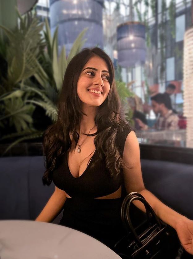 Gehna Sippy: సుడిగాలి సుధీర్ లవర్ ఓవర్ హాట్ షో.. పొట్టి బట్టల్లో పరువాల ప్రదర్శన
