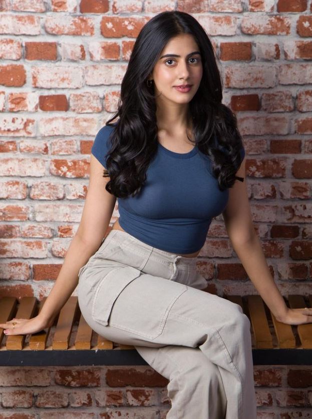 Gehna Sippy: సుడిగాలి సుధీర్ లవర్ ఓవర్ హాట్ షో.. పొట్టి బట్టల్లో పరువాల ప్రదర్శన