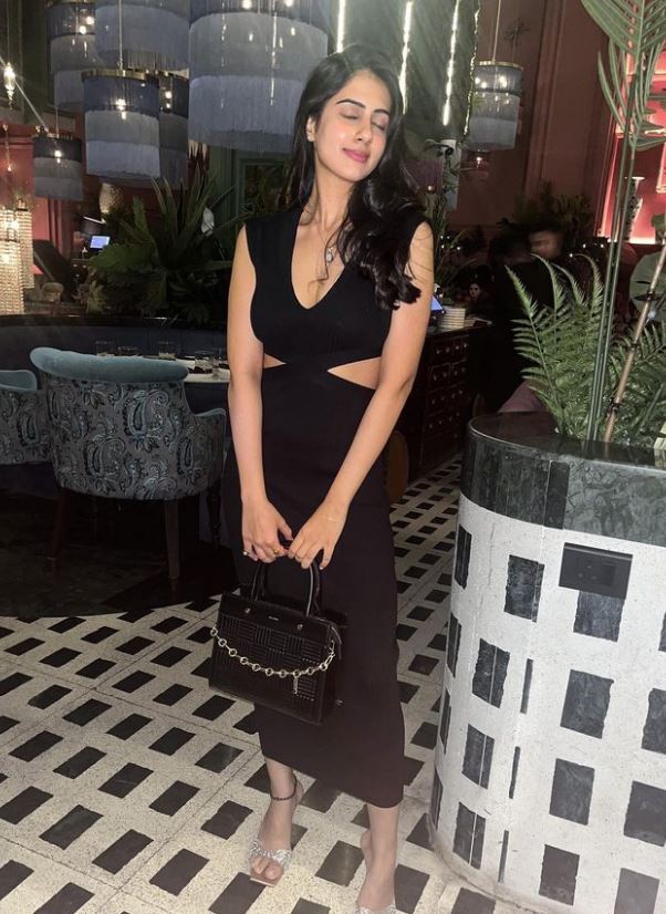 Gehna Sippy: సుడిగాలి సుధీర్ లవర్ ఓవర్ హాట్ షో.. పొట్టి బట్టల్లో పరువాల ప్రదర్శన