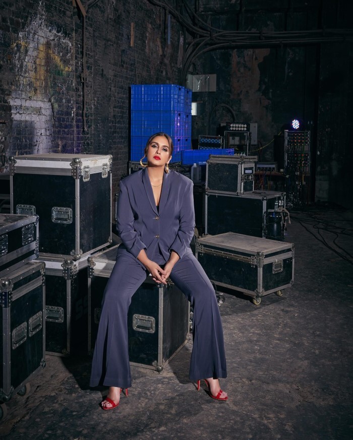 Huma Qureshi ने अपने बॉसी लुक से फिर फैन्स के दिलों की बढ़ाई धड़कन, तस्वीरें वायरल