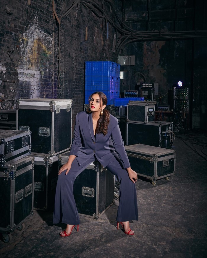 Huma Qureshi ने अपने बॉसी लुक से फिर फैन्स के दिलों की बढ़ाई धड़कन, तस्वीरें वायरल