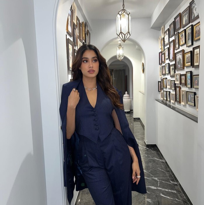 Janhvi Kapoor ने फॉर्मल आउटफिट में फैन्स को बनाया दीवाना, सोफे पर उल्टा लेट कर रहीं ये काम 