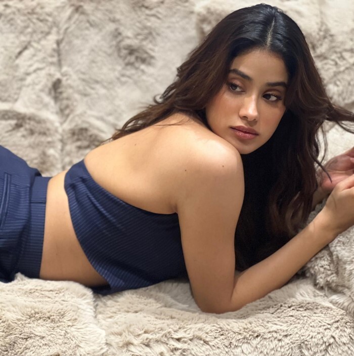 Janhvi Kapoor ने फॉर्मल आउटफिट में फैन्स को बनाया दीवाना, सोफे पर उल्टा लेट कर रहीं ये काम 