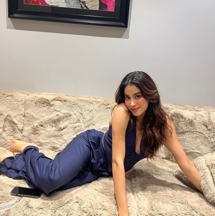 Janhvi Kapoor ने फॉर्मल आउटफिट में फैन्स को बनाया दीवाना, सोफे पर उल्टा लेट कर रहीं ये काम 