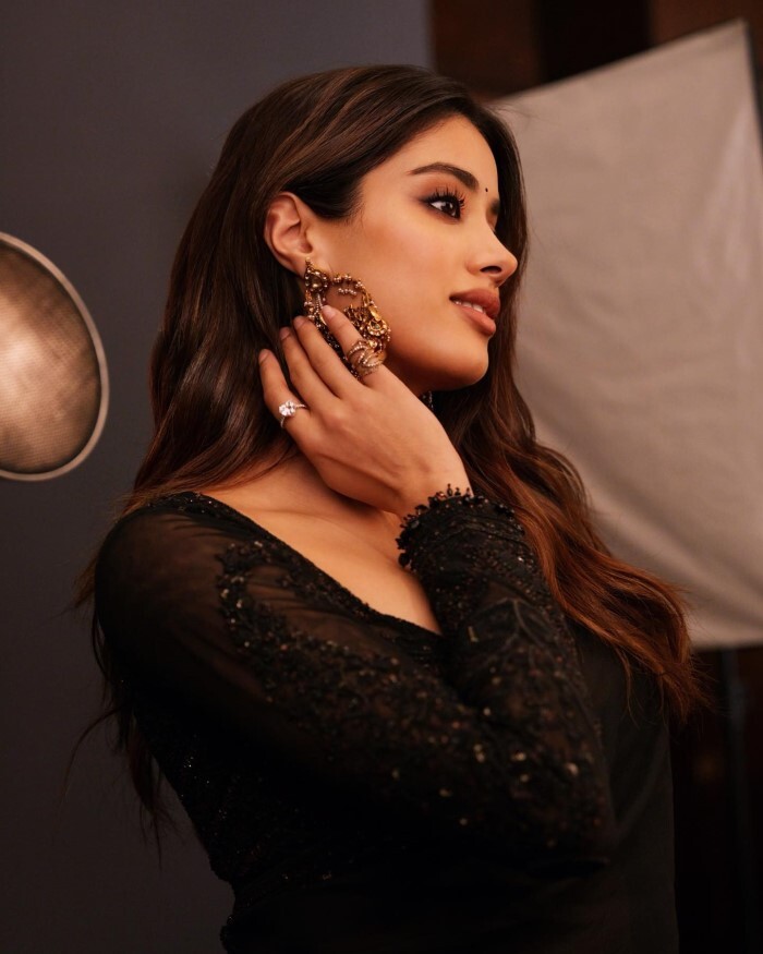 Janhvi Kapoor ने ब्लैक साड़ी में बिखेरा जलवा, लुक हुआ सोशल मीडिया पर वायरल 