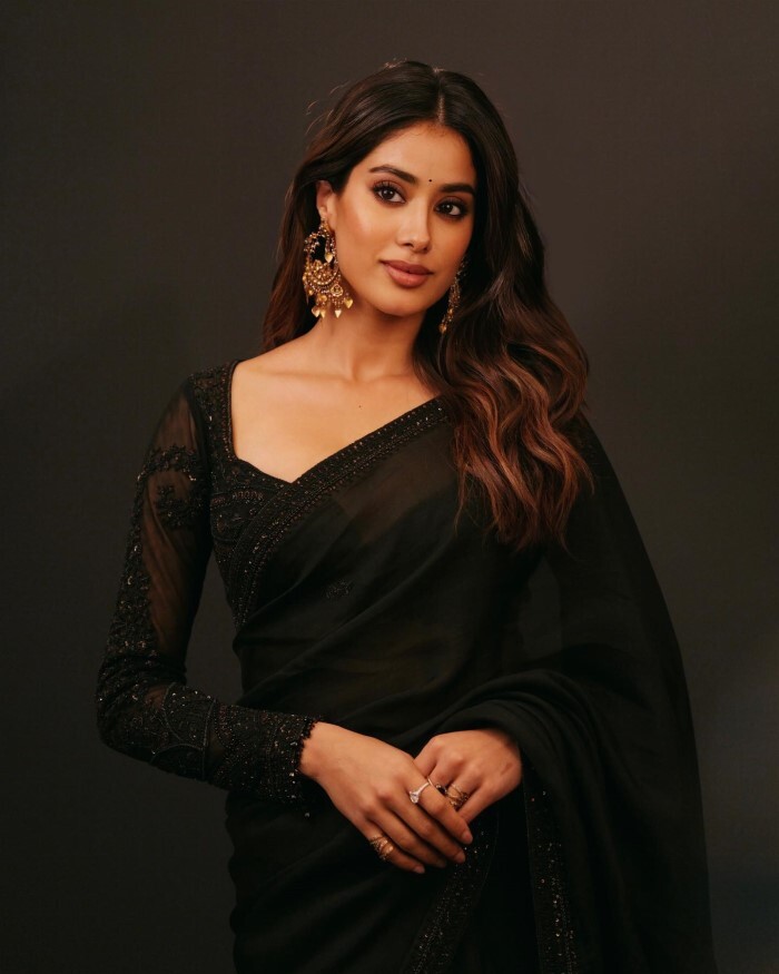 Janhvi Kapoor ने ब्लैक साड़ी में बिखेरा जलवा, लुक हुआ सोशल मीडिया पर वायरल 