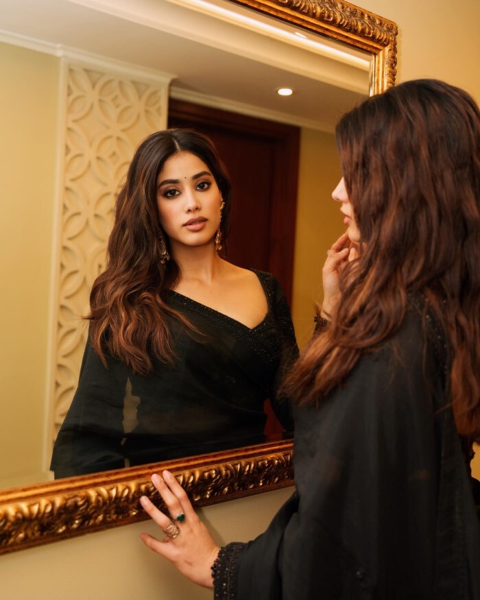 Janhvi Kapoor ने ब्लैक साड़ी में बिखेरा जलवा, लुक हुआ सोशल मीडिया पर वायरल 