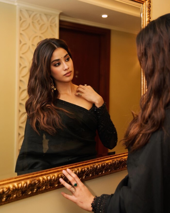Janhvi Kapoor ने ब्लैक साड़ी में बिखेरा जलवा, लुक हुआ सोशल मीडिया पर वायरल 