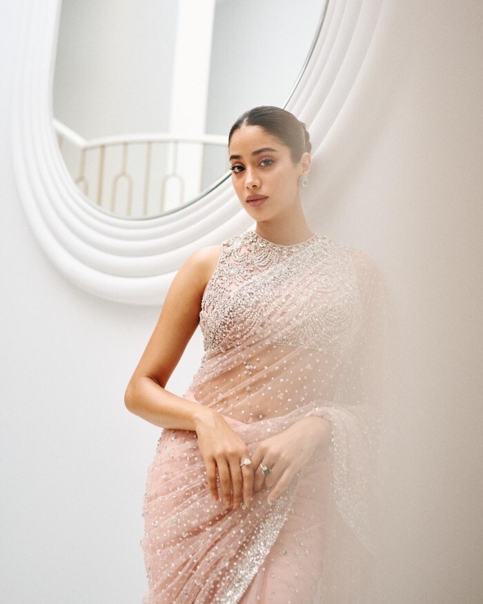 Janhvi Kapoor ने साड़ी में दिखाया हुस्न, हर किसी की एक्ट्रेस पर ही टिकी रह गईं नज़रें 
