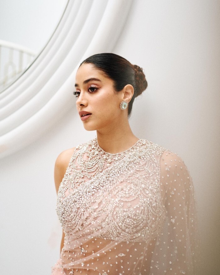 Janhvi Kapoor ने साड़ी में दिखाया हुस्न, हर किसी की एक्ट्रेस पर ही टिकी रह गईं नज़रें 