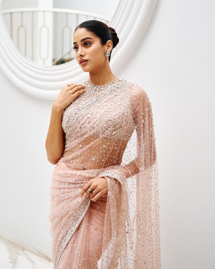 Janhvi Kapoor ने साड़ी में दिखाया हुस्न, हर किसी की एक्ट्रेस पर ही टिकी रह गईं नज़रें 