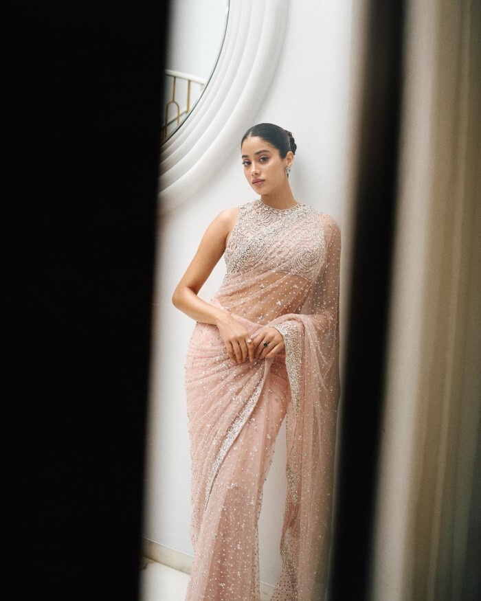 Janhvi Kapoor ने साड़ी में दिखाया हुस्न, हर किसी की एक्ट्रेस पर ही टिकी रह गईं नज़रें 