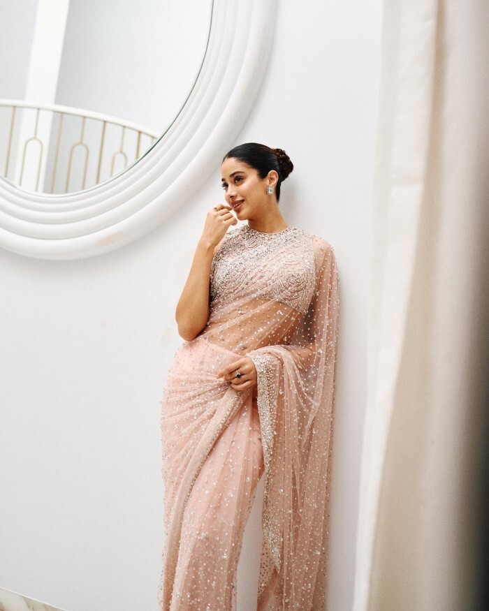 Janhvi Kapoor ने साड़ी में दिखाया हुस्न, हर किसी की एक्ट्रेस पर ही टिकी रह गईं नज़रें 