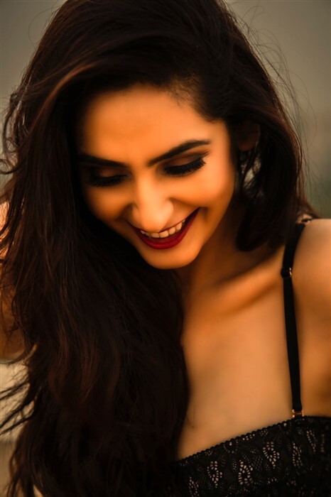 Ragini Dwivedi: ವೈಟ್ ಅಂಡ್ ಬ್ಲಾಕ್ ಥೀಮ್‌ನಲ್ಲಿ ಬೋಲ್ಡ್ ಲುಕ್ ಕೊಟ್ಟ ರಾಗಿಣಿ