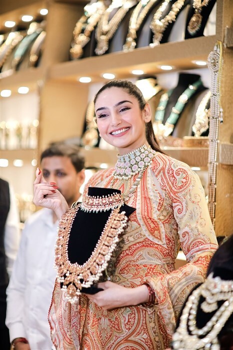 Ragini Dwivedi: ವೈಟ್ ಅಂಡ್ ಬ್ಲಾಕ್ ಥೀಮ್‌ನಲ್ಲಿ ಬೋಲ್ಡ್ ಲುಕ್ ಕೊಟ್ಟ ರಾಗಿಣಿ