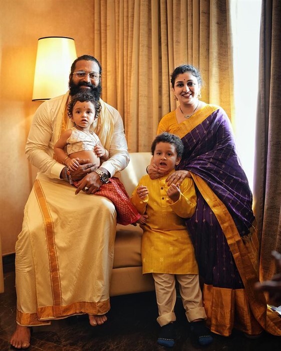 Photos|ಪತ್ನಿ ಹಾಗೂ ಮಕ್ಕಳೊಂದಿಗೆ ಪೋಸ್ ಕೊಟ್ಟ ರಿಷಬ್ ಶೆಟ್ಟಿ ಫೋಟೊ ವೈರಲ್