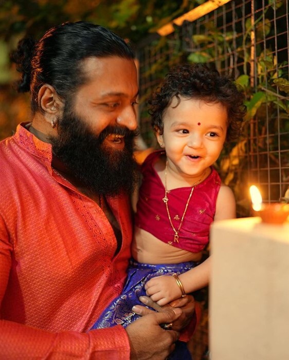 Photos|ಪತ್ನಿ ಹಾಗೂ ಮಕ್ಕಳೊಂದಿಗೆ ಪೋಸ್ ಕೊಟ್ಟ ರಿಷಬ್ ಶೆಟ್ಟಿ ಫೋಟೊ ವೈರಲ್