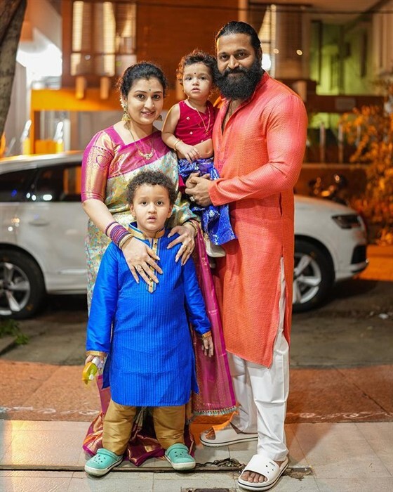 Photos|ಪತ್ನಿ ಹಾಗೂ ಮಕ್ಕಳೊಂದಿಗೆ ಪೋಸ್ ಕೊಟ್ಟ ರಿಷಬ್ ಶೆಟ್ಟಿ ಫೋಟೊ ವೈರಲ್