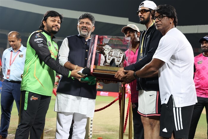 KCC Season 4: ಕರ್ನಾಟಕ ಚಲನಚಿತ್ರ ಕಪ್ (ಕೆಸಿಸಿ) ಟೂರ್ನಿಯ ಗಮನ ಸೆಳೆದ ಫೋಟೋಗಳು ಇಲ್ಲಿವೆ