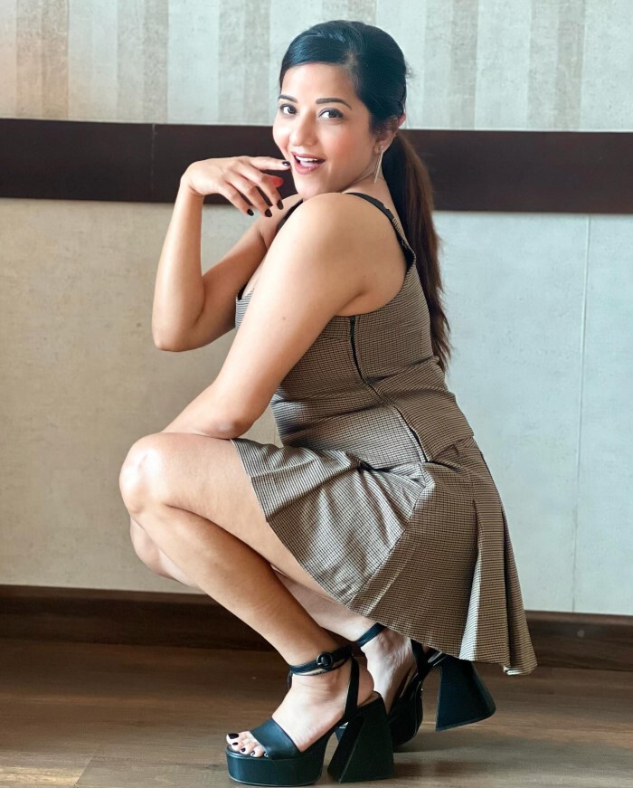 Monalisa ने छोटी सी रिवीलिंग ड्रेस में फ्लॉन्ट किया क्लीवेज, तस्वीरें देख फैन्स का मचल उठा दिल 