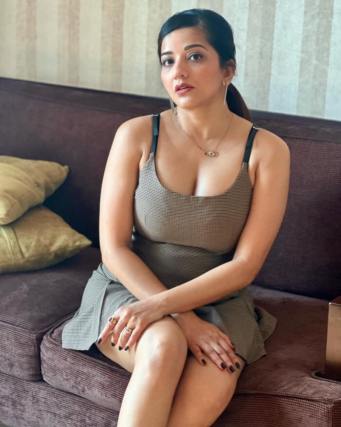 Monalisa ने छोटी सी रिवीलिंग ड्रेस में फ्लॉन्ट किया क्लीवेज, तस्वीरें देख फैन्स का मचल उठा दिल 