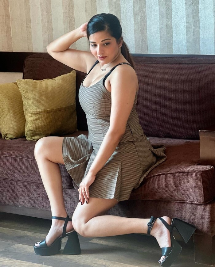 Monalisa ने छोटी सी रिवीलिंग ड्रेस में फ्लॉन्ट किया क्लीवेज, तस्वीरें देख फैन्स का मचल उठा दिल 