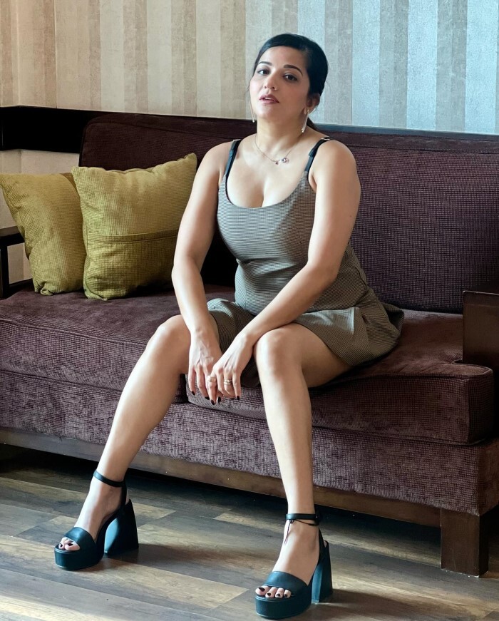 Monalisa ने छोटी सी रिवीलिंग ड्रेस में फ्लॉन्ट किया क्लीवेज, तस्वीरें देख फैन्स का मचल उठा दिल 