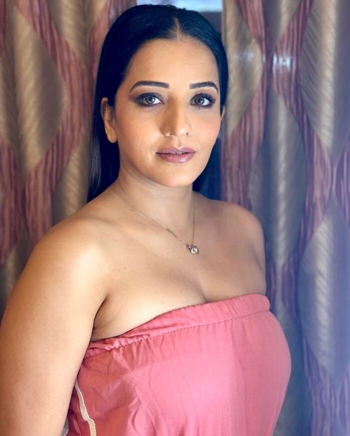 Monalisa ने छोटी सी ड्रेस में दिखाया जलवा, नशीली आंखों से बना रहीं दीवाना 