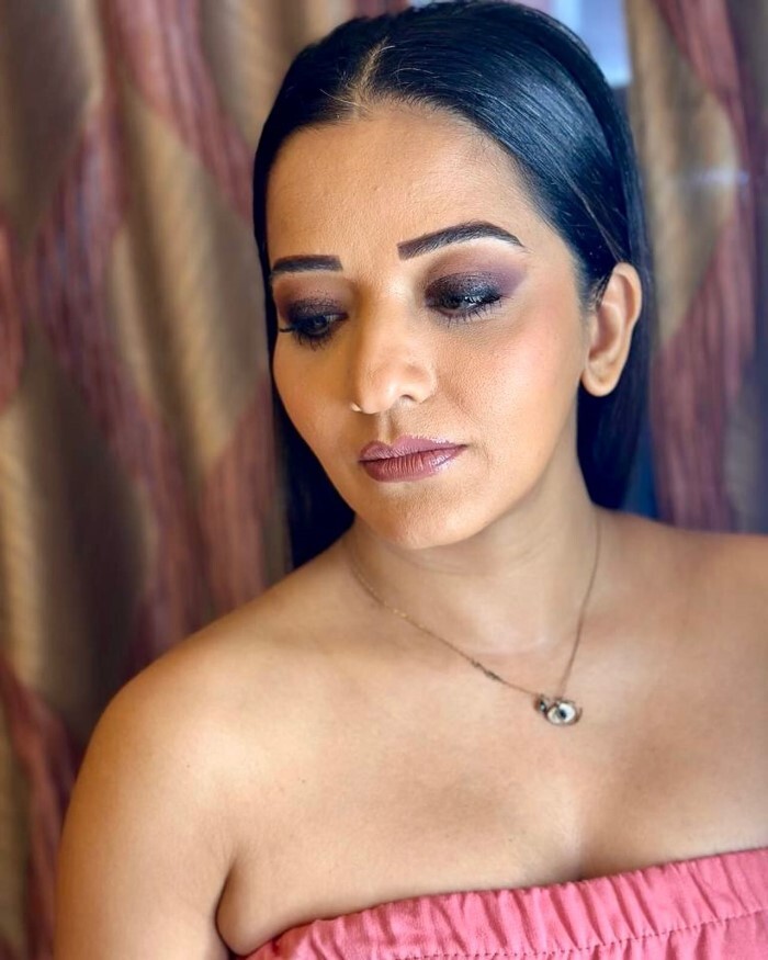 Monalisa ने छोटी सी ड्रेस में दिखाया जलवा, नशीली आंखों से बना रहीं दीवाना 